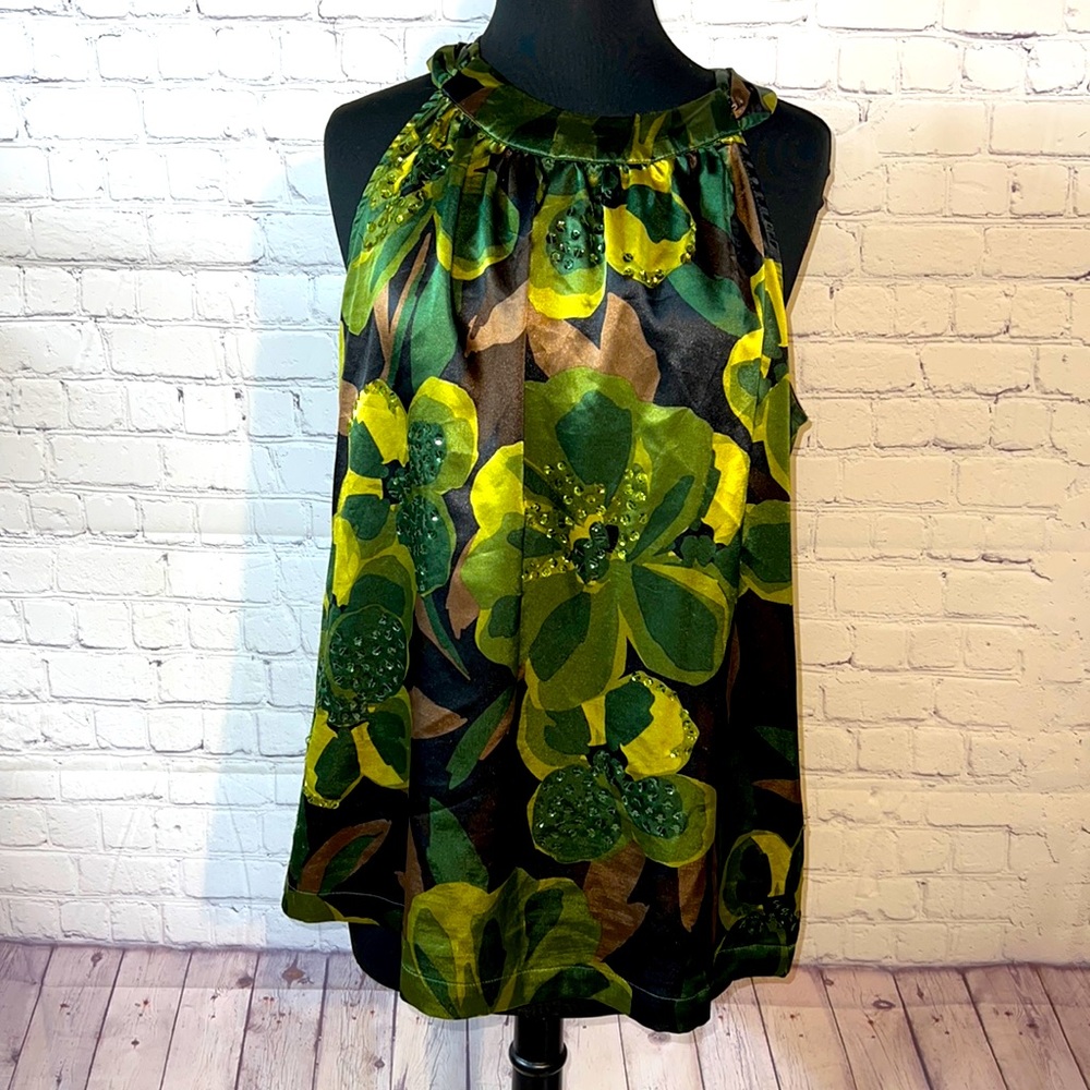 Large sleeveless Apt 9 top. Green floral with sequins. Fabric has a sh…